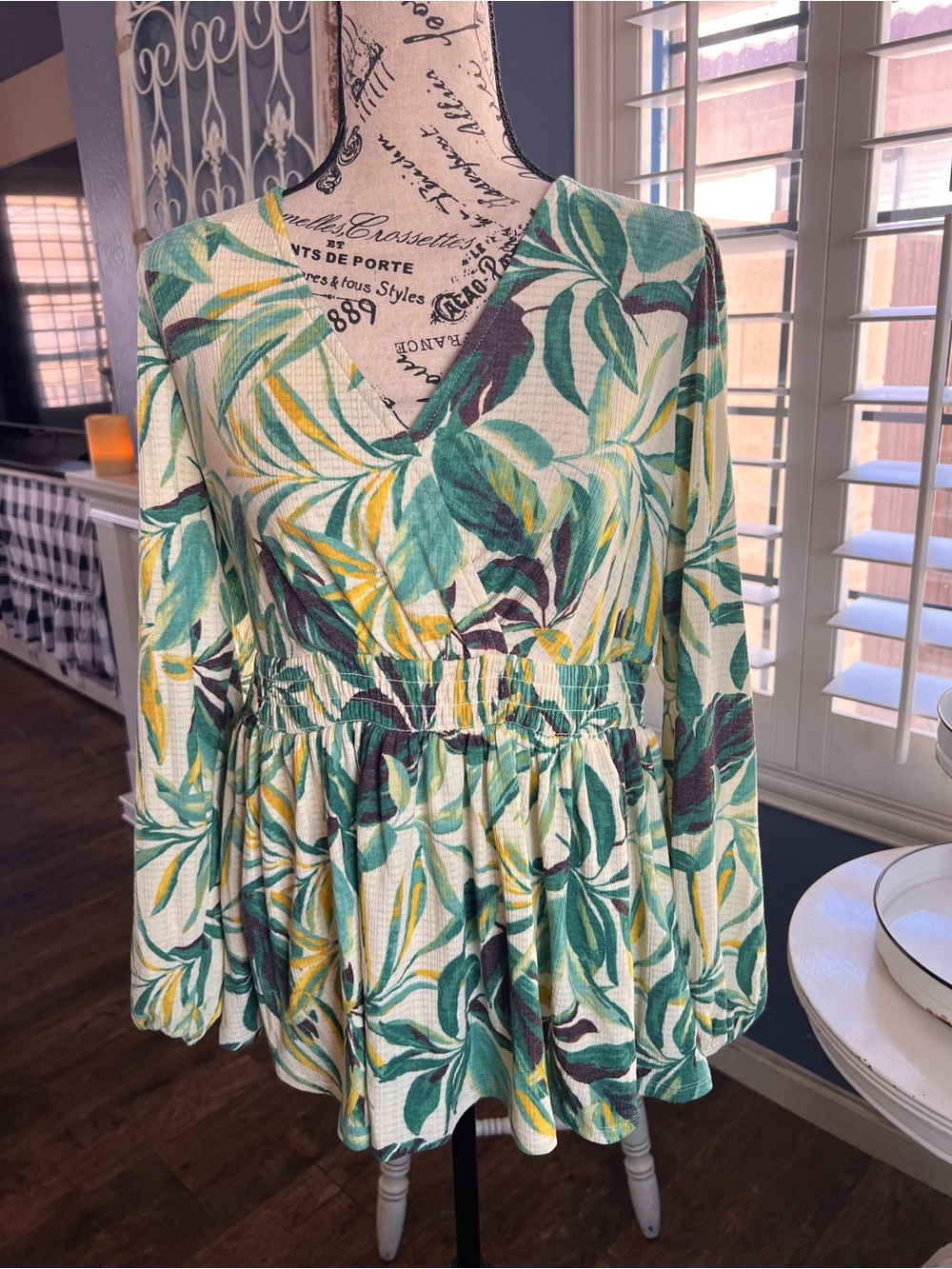 Women's Green Tropical Print V-Neck Peplum Top